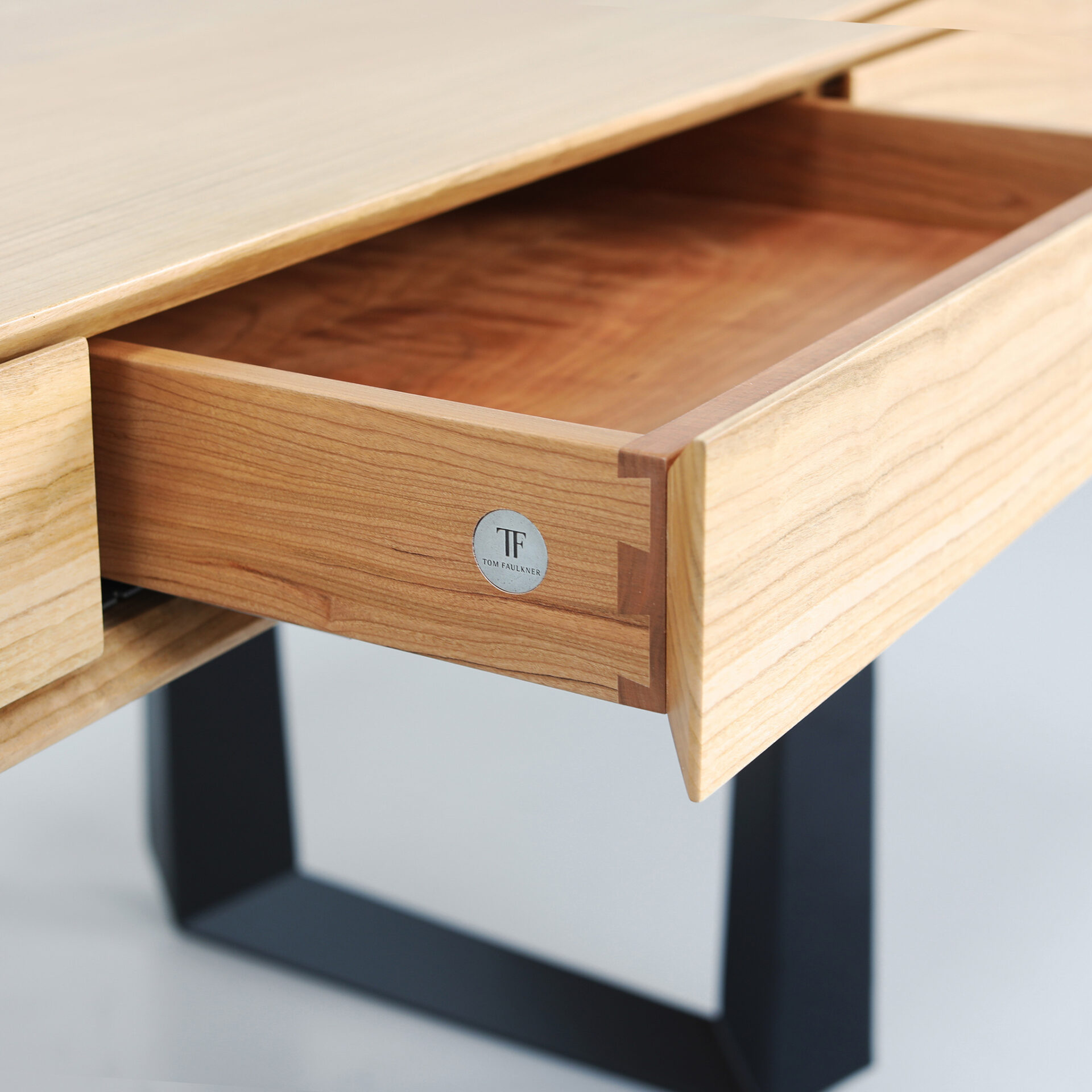 Phoenix-desk-detail